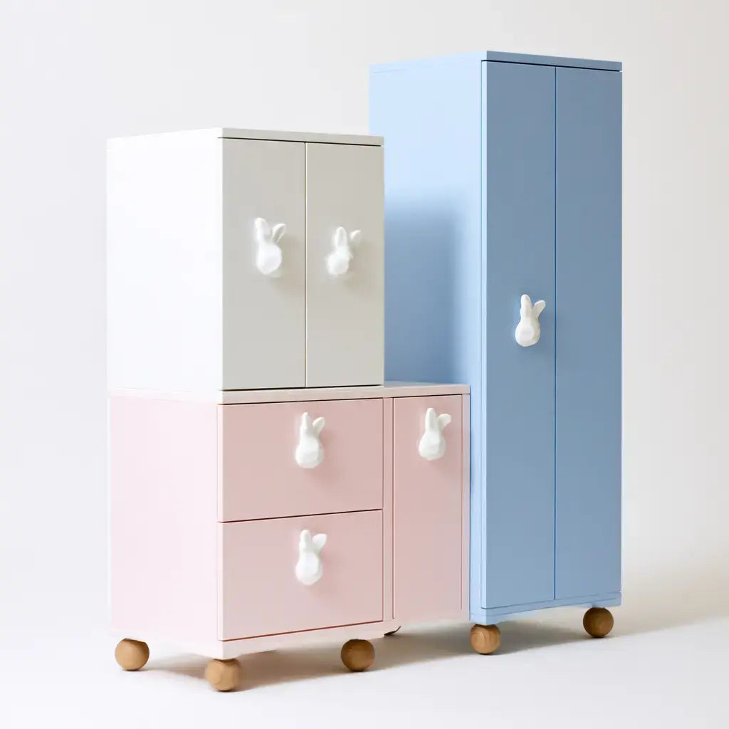 Armario con módulos escalonados con tiradores - blanco/azul/rosa